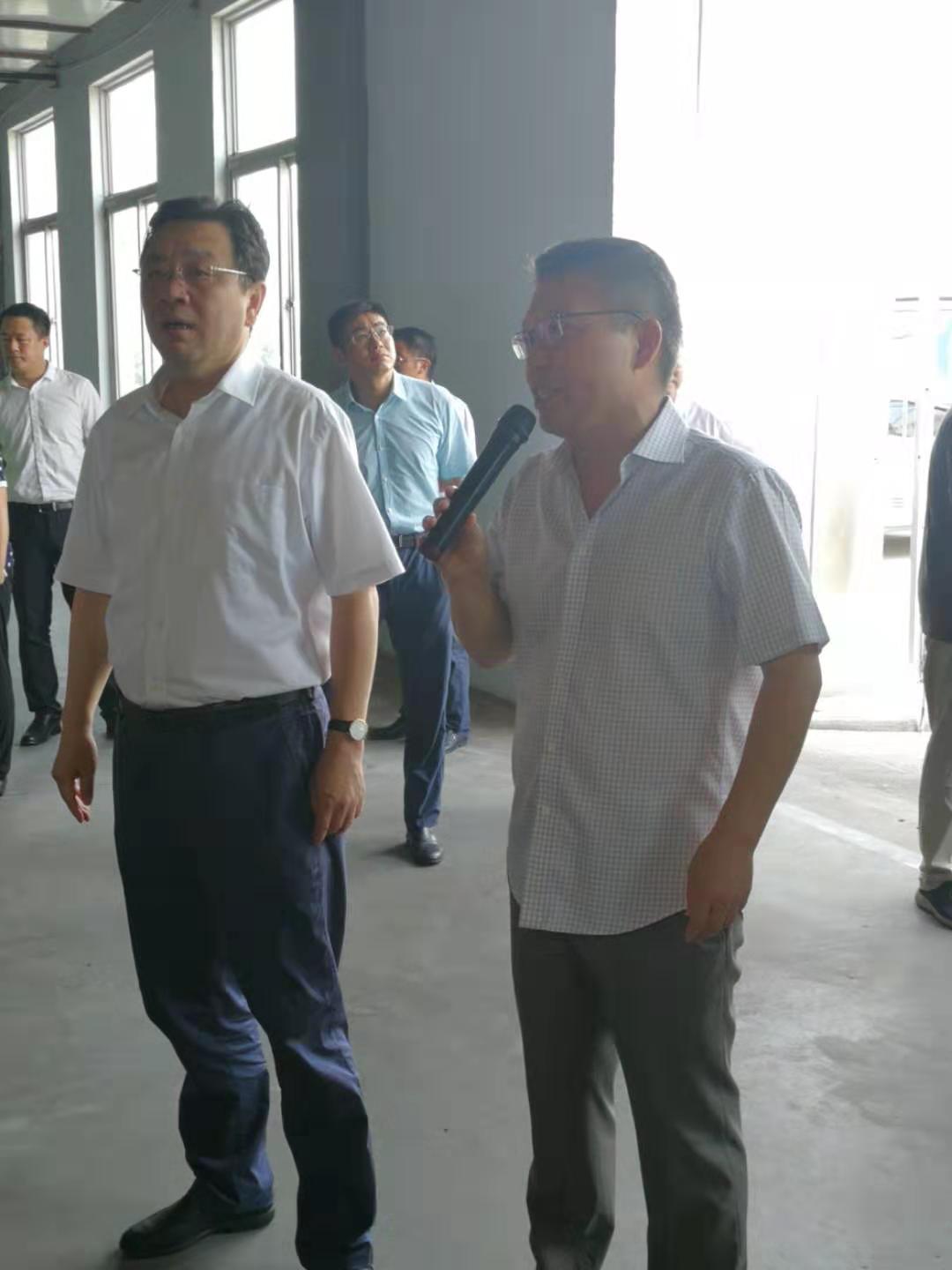 省委常委、统战部部长杨岳（左）现场听汇报